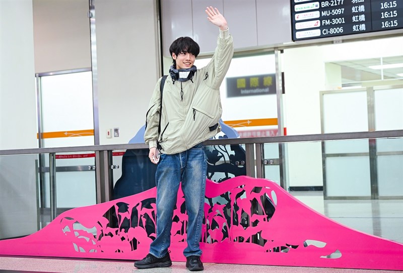 出迎えたファンに手を振る赤楚衛二（天馬行空数位提供）