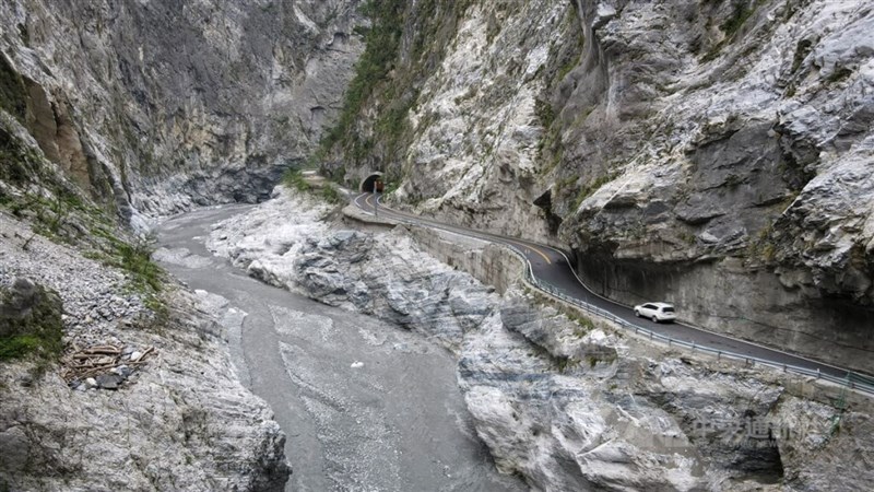 国家公園内の主要道路は、時間を限定して通行が再開されている。だが公園管理処は、いまだ落石や土砂災害の危険性が高いため、リスクを慎重に評価してから入るようにとしている(2025年4月2日、中央社記者王騰毅撮影)