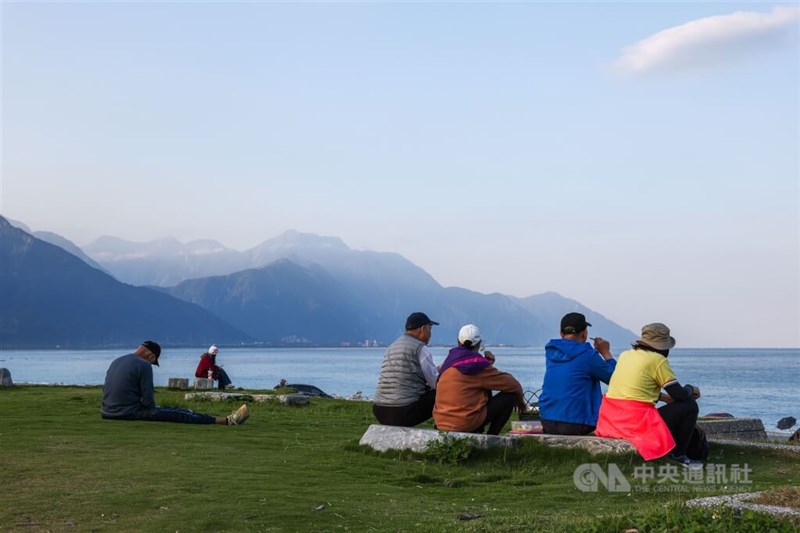 タロコ国家公園管理処は、タロコだけに頼らない、山や海を楽しむ旅行の形態を推奨している。山肌が海岸近くまで迫った風景が眺められる、太平洋に面した「七星潭」も同処がPRする景勝地の一つだ(2025年3月21日、中央社記者王騰毅撮影)