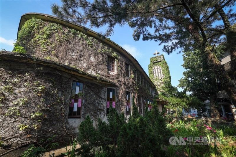 日本統治時代の神社の跡に建てられた新城天主堂も、観光客に愛されている(2025年3月21日、中央社記者王騰毅撮影)