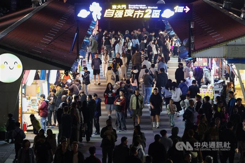 週末の東大門夜市には、多くの観光客の姿があった(2025年3月22日、中央社記者王騰毅撮影)