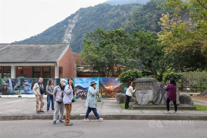 タロコ国家公園ビジターセンターには、少人数のツアー客が訪れていた(2025年4月2日、中央社記者王騰毅撮影)