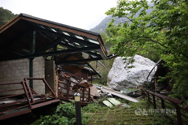 同施設内には、大きな落石が残されていた(2025年4月2日、中央社記者李先鳳撮影)