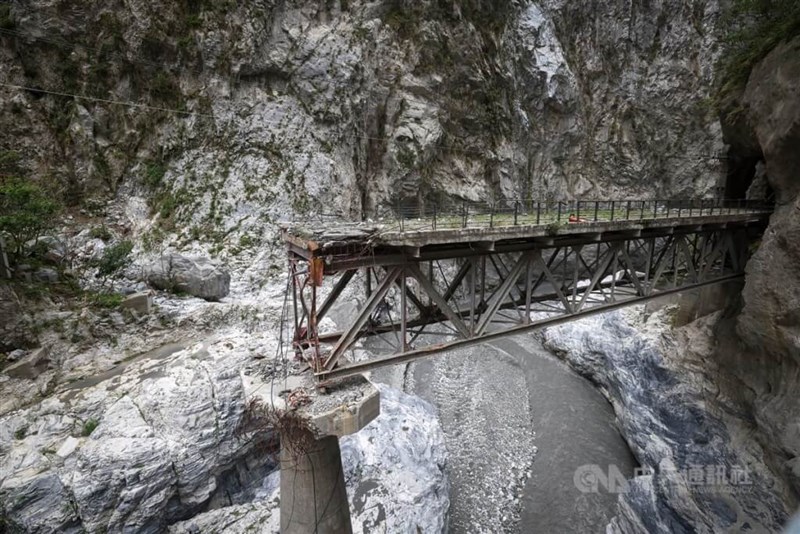 地震や台風、豪雨の被害を受け、途中で分断された古い橋(2025年4月2日、中央社記者王騰毅撮影)