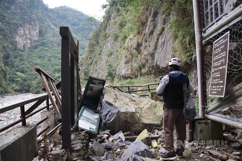 ハイキングコースの砂卡礑歩道は、地震による被害が最も大きかった場所の一つ。複数箇所で大規模な土砂災害が起き、観光客8人が命を落とした。入り口の案内板も落石が当たって壊れていた(2025年4月2日、中央社記者李先鳳撮影)