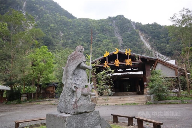 タロコ渓谷内の宿泊施設、山月村は、周辺道路がいまだ復旧できておらず、休業している。地震前のにぎわいがうそのように静まり返っていた(2025年4月2日、中央社記者李先鳳撮影)