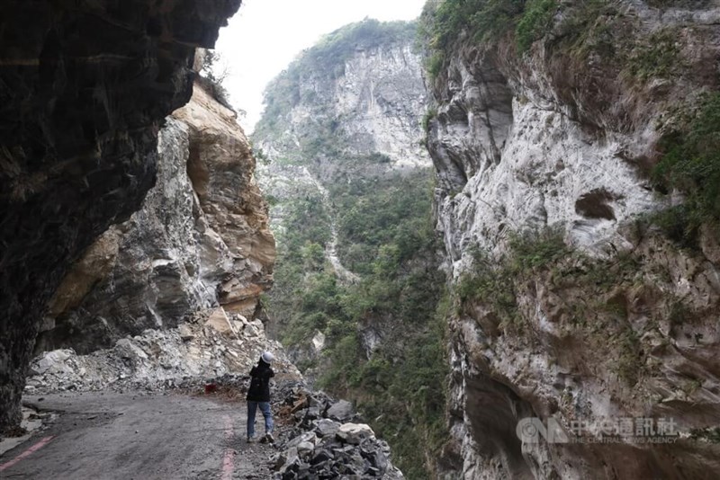 地震前はタロコに来た多くの観光客が訪れていた「燕子口」は落石の影響で歩道が寸断された。復旧が進むも、景観は過去と大きく異なっていた(2025年4月2日、中央社記者王騰毅撮影)