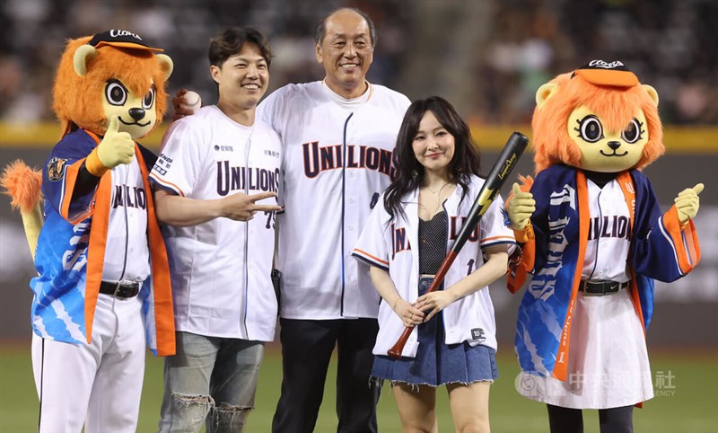 始球式の後、記念撮影に応じる渡辺氏。左は捕手役の郭俊麟投手、右は打者役の千田愛紗さん