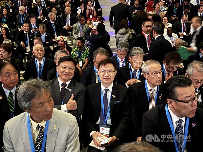 向正面の席に座る台湾貿易センターの黄志芳董事長(2列目右から3人目)、テックワールド館の邱揮立館長(同4人目)