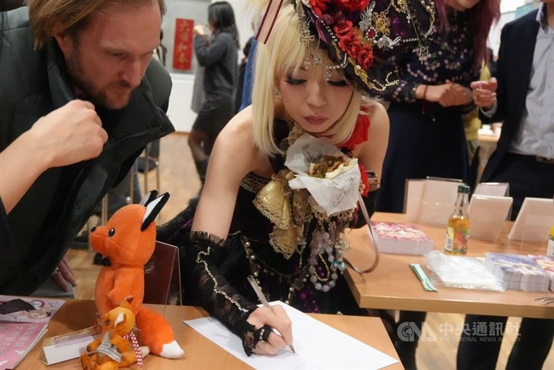 駐ドイツ台北代表処（大使館に相当）の文化ホールで開催されたイベントで、現地の読者にイラストを手ほどきする陳漢玲さん＝中央社記者林尚縈撮影