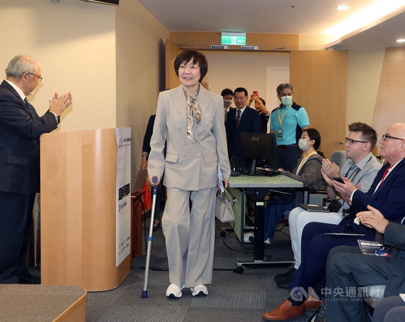 つえを突いて登壇する安倍昭恵さん＝4月19日、台北市
