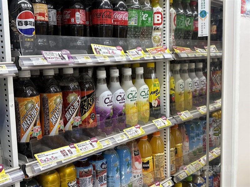 台湾のコンビニに並ぶ黒松沙士(中段手前)。その奥にある「C&C」も黒松の炭酸飲料だ=田中宏樹撮影