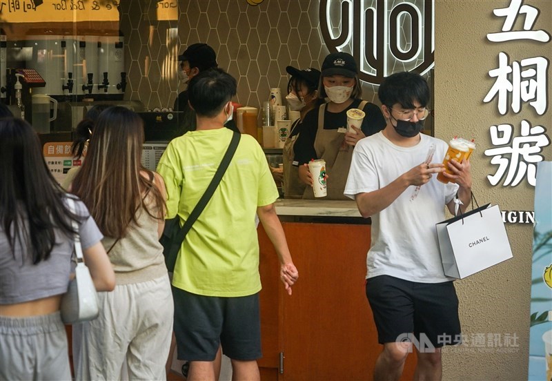 台湾では街中のドリンク店で飲料を購入するのが日常の風景となっている=中央社資料写真