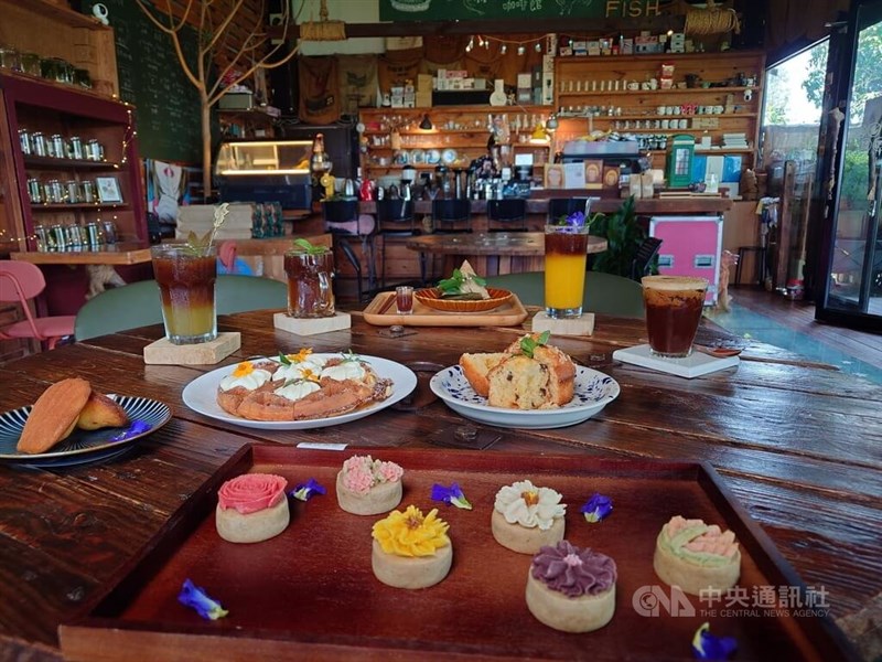 カフェ「魚缶頭珈琲館」の店内＝4月22日、嘉義県