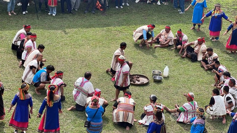 ブヌン族の民族衣装には、ヒャッポダの柄があしらわれている(写真は2024年3月、台東県延平郷で行われたブヌン族の儀式で中央社記者盧太城撮影)