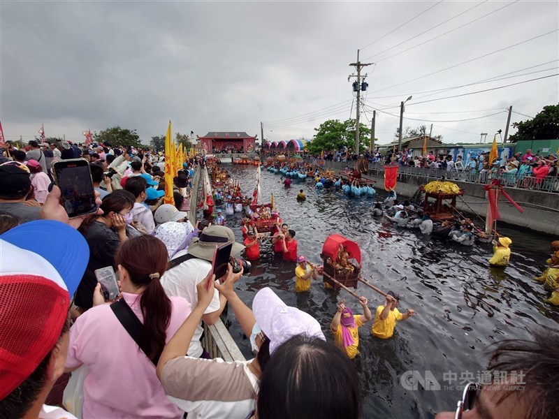 南部・嘉義県布袋鎮で行われた伝統行事「衝水路、迎客王」。水路沿いには多くの人が詰め掛けた＝嘉義・新塭で2025年4月24日、中央社記者蔡智明撮影