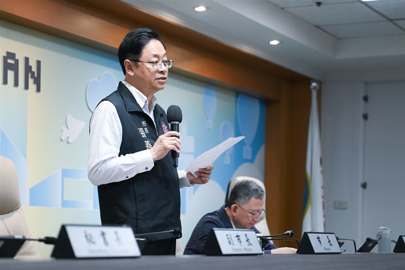 4月30日の市政会議で桃園メトロ空港線早朝の臨時列車1本の定期列車化を発表する張善政桃園市長（同市政府提供）