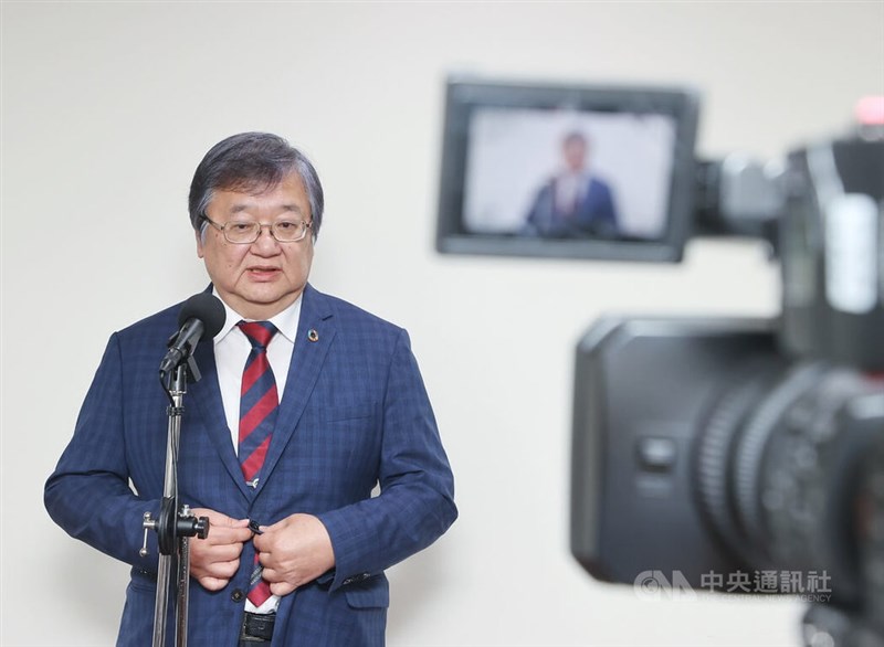 報道陣の取材に応じる邱泰源・衛生福利部長＝5月1日、台北市