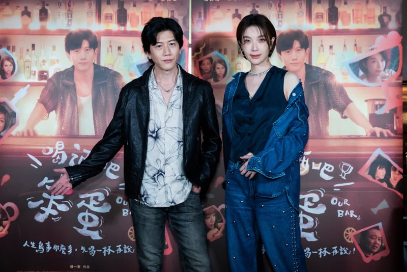 台湾ドラマ「喝酒吧！笨蛋」に出演する（左から）モー・ズーイー、ジャネル・ツァイ＝逆光電影提供