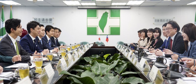 初交流する民進、自民両党の青年局メンバーら＝5月2日、台北市（民進党提供）
