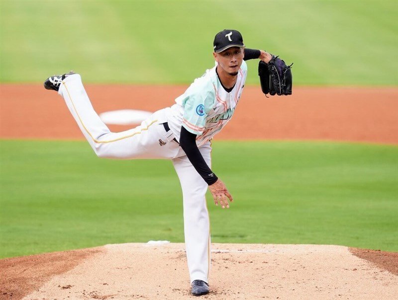投球する吉田一将投手＝台鋼ホークス提供