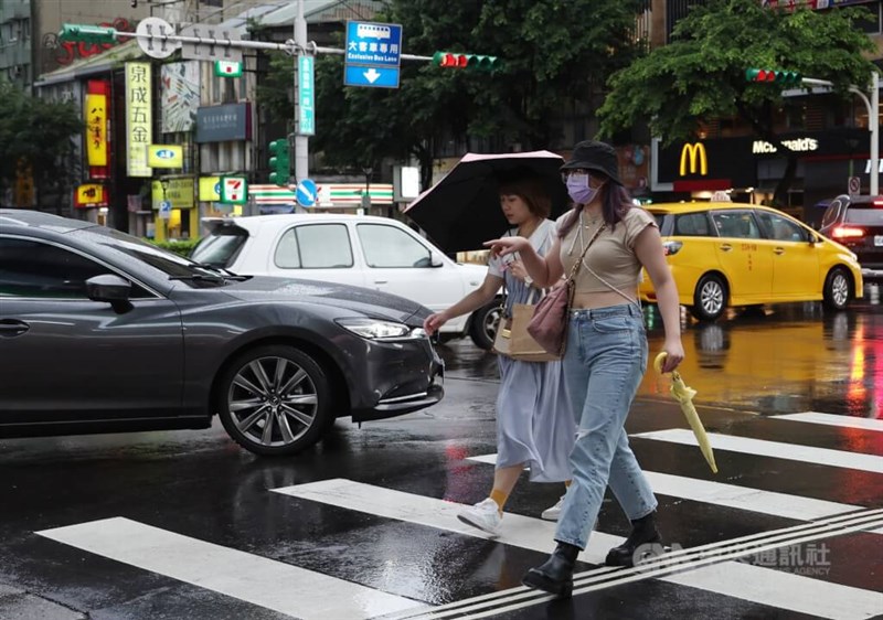 横断歩道の手前で一時停車し、歩行者の通過を待つ車＝資料写真