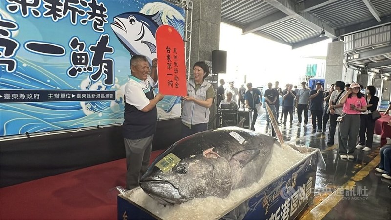 報奨金を饒慶鈴県長（右）から受け取る鄭国静さん（左）＝中央社記者盧太城撮影