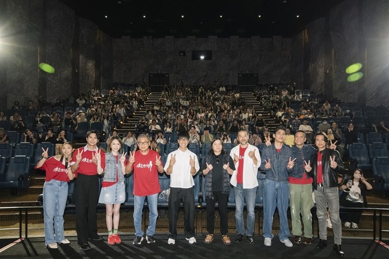 5日に行われた映画「捜査瑠公圳」の試写会に登場したライ・チュンユー監督（右4）や主演のベラント・チュウ（右3）、エンジェル・リー（左端）ら＝伯楽影業提供