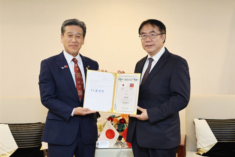 茨城県那珂市の先崎光市長（左）と面会する台南市の黄偉哲市長＝5月5日、台南市（市政府提供）