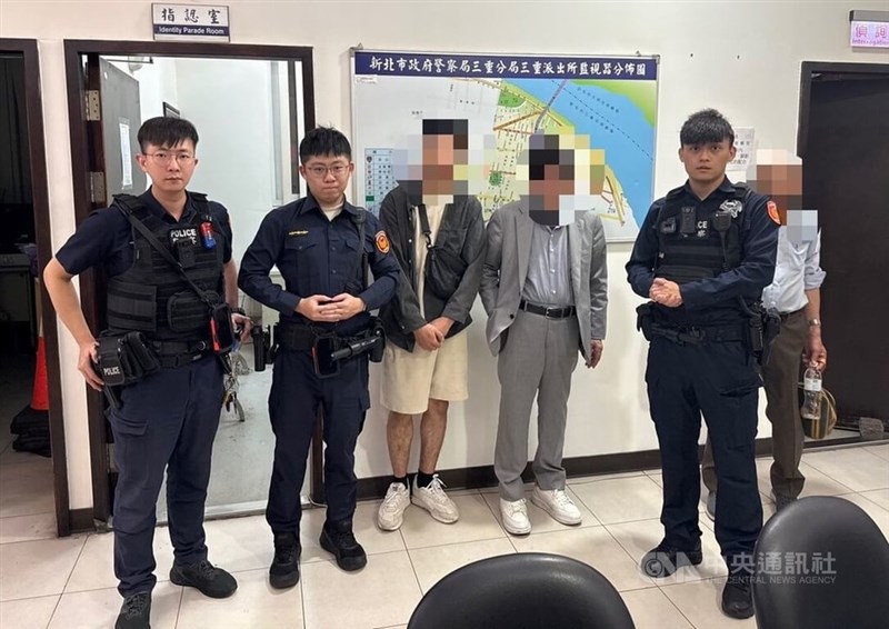 警察の協力で25年ぶりに息子（左から3人目）と再会した日本人男性（同4人目）