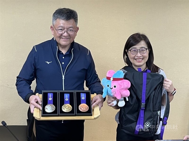 紹介されたメダルや記念品＝中央社記者楊淑閔撮影
