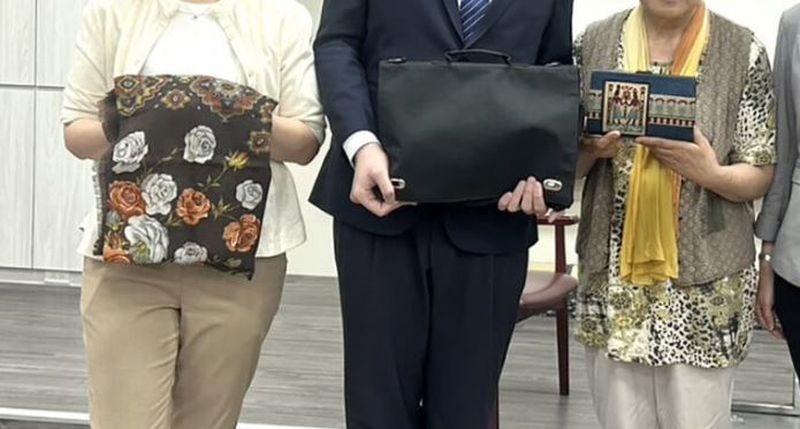 7年越しに日本人女性の家族の元に戻る刺しゅう入りのポーチ（右）＝台北城市科技大学提供