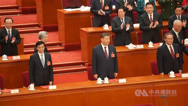 中国の習近平国家主席（中央）。3月の全人代第3回会議で