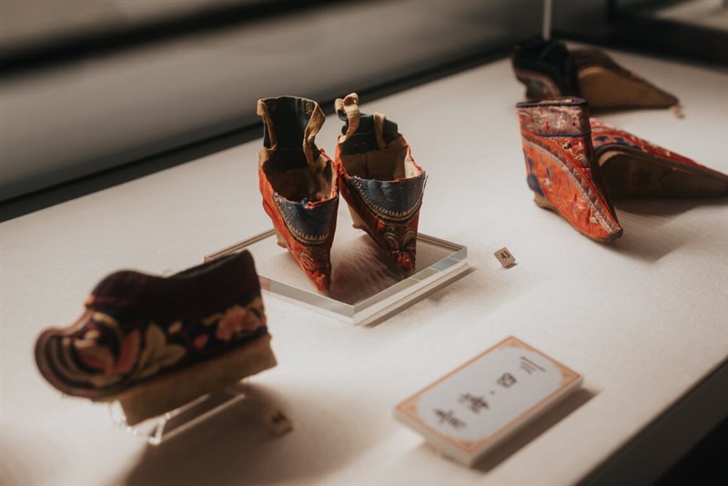 台北市の北投文物館が開かれる纏足に関する特別展で展示される靴＝同館提供