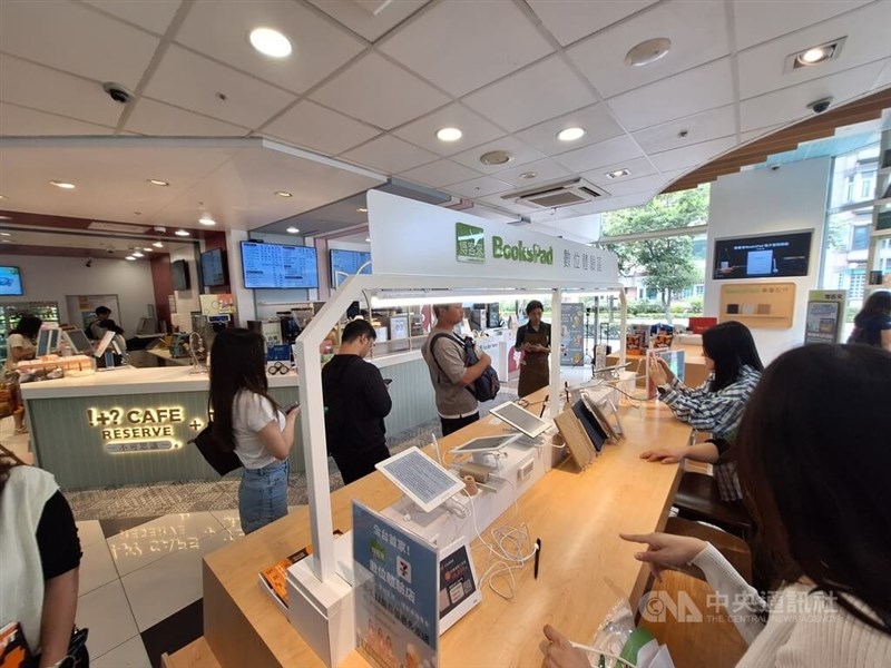 博客来の電子書籍リーダー「BooksPad」を展示するデジタル体験店＝5月8日、台北市