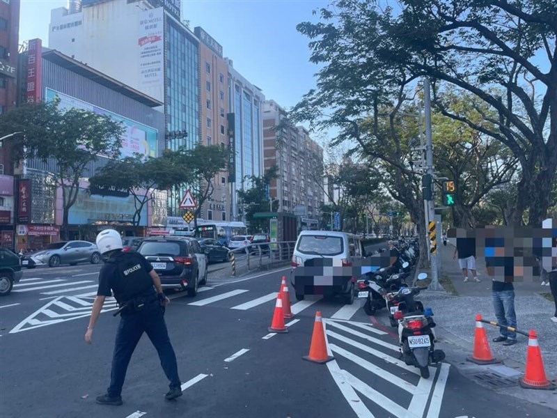 日本人観光客の女性が負傷する事故があった高雄市前金区の交差点（市警察局新興分局提供）