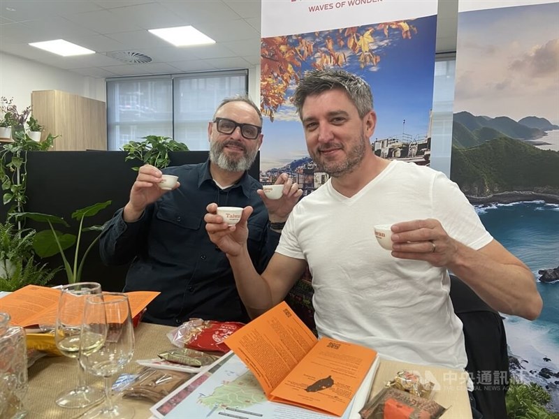 台湾茶を味わう英国の旅行業界関係者=2025年5月8日、中央社記者黄佩珊撮影