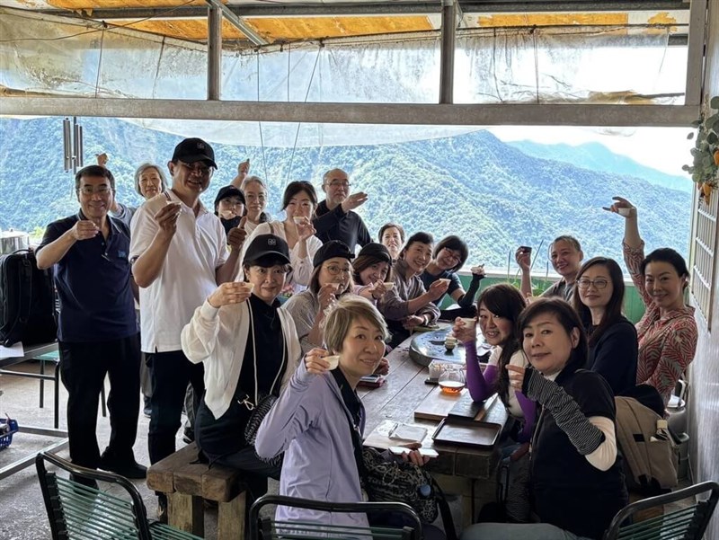 台湾原生種の茶、山茶の産地として知られる南部・高雄市の六亀区と桃源区を訪問する日本の茶愛好家グループ「香港茶倶楽部」のメンバーら＝茂林国家風景区管理処提供