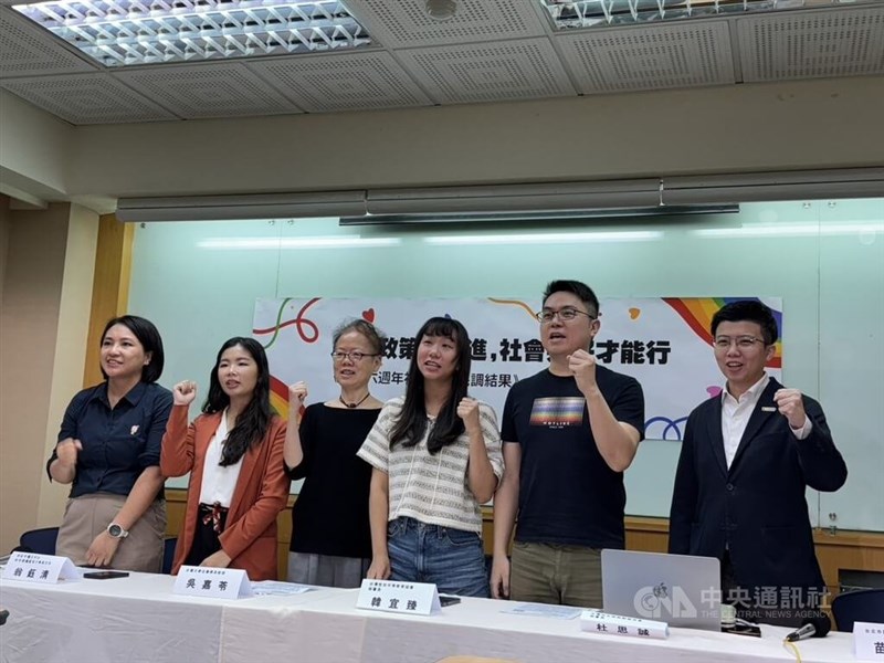 性的少数者の人権課題に取り組む民間団体「彩虹平権大平台」は12日、記者会見を開き、同性婚などに関する世論調査の結果を発表した＝2025年5月12日、中央社余暁涵撮影