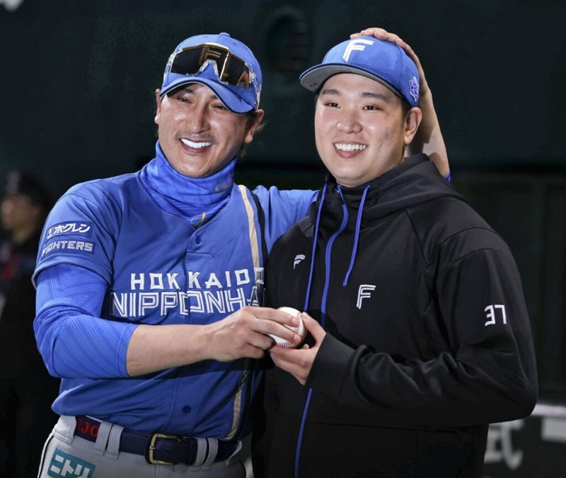 古林睿煬（右）の好投を喜ぶ新庄監督＝共同通信提供