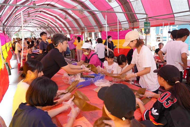 10日、南部・高雄市の問屋街「三鳳中街」で行われたちまきを作るイベントの様子=同市政府提供
