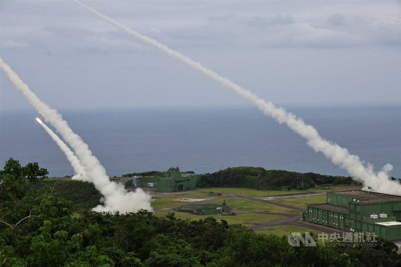 台湾で初めて実弾射撃が行われた高機動ロケット砲システム「ハイマース」＝5月12日、屏東県