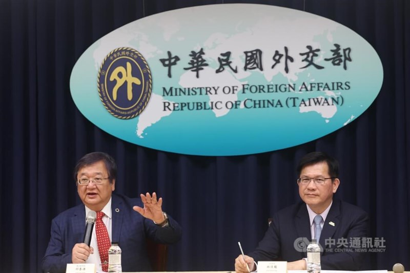 記者会見に臨む邱泰源衛生福利部長（左）、林佳竜外交部長＝5月16日、台北市