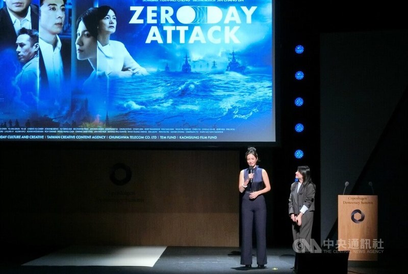 台湾ドラマ「零日攻擊 ZERO DAY」の上映会に出席するチェン・シンメイプロデューサー（右）と総統役のジャネット＝5月13日、コペンハーゲン