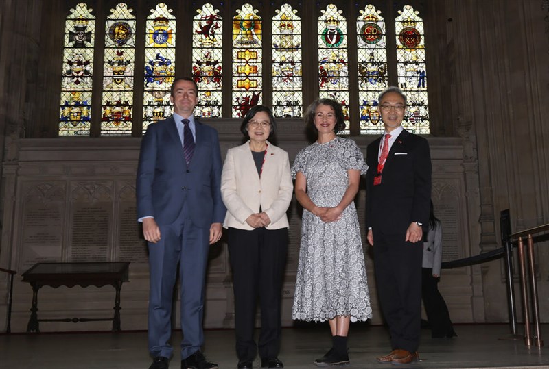 英議会を訪問する蔡英文前総統（左から2人目）＝5月15日、ロンドン（訪問団提供）
