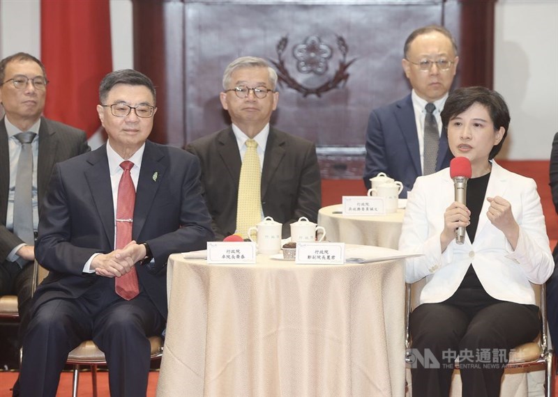 米国との関税協議について説明する行政院の鄭麗君副院長（手前右）＝5月16日、台北市