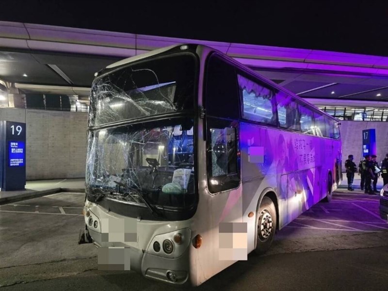 出発直後に道路脇の壁にぶつかった高速バス＝5月16日、桃園市