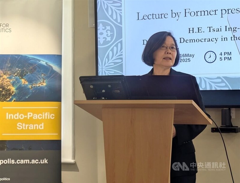 欧州歴訪中の蔡英文前総統、現地時間16日、英ケンブリッジ大学で講演＝中央社記者陳韻聿撮影
