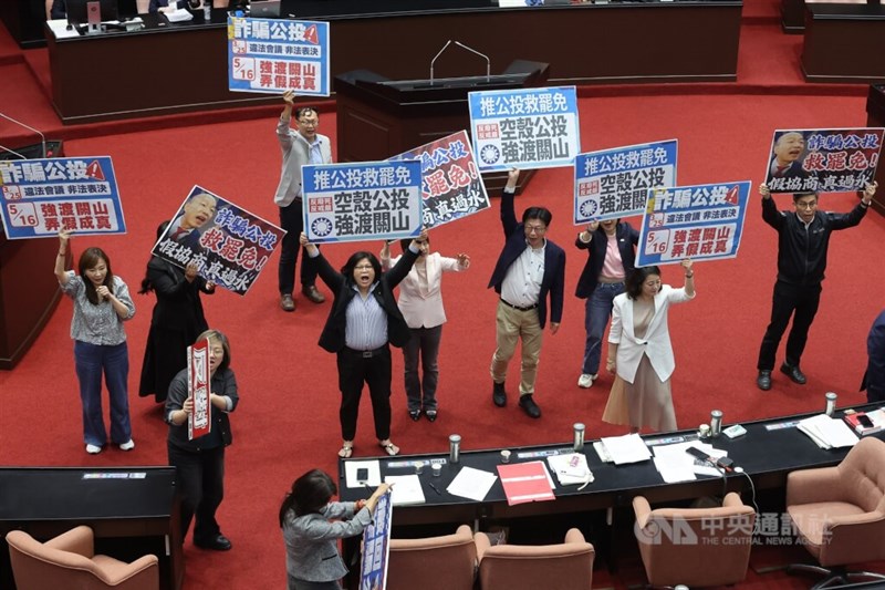 立法院院会（国会本会議）で16日、野党・国民党の立法院党団（議員団）が提出した死刑廃止に反対する是非を問う国民投票案が審議された。与党・民進党の立法委員（国会議員）たちは同案を「詐欺だ」などと批判し反対を表明した＝2025年5月16日、中央社記者趙世勳撮影