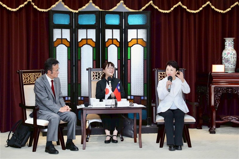 台中市政府で面会する広島市の八條範彦市議（左）と盧秀燕市長（右）＝同市政府提供